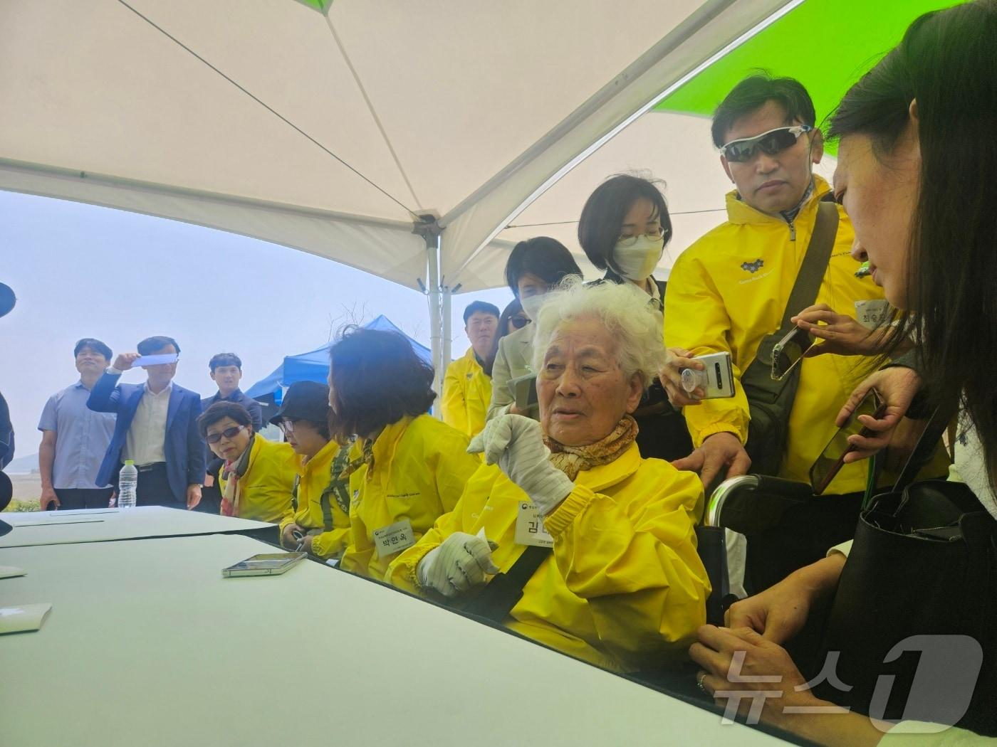 24일 전북 군산 선유도해수욕장에서 열린 &#39;세송이물망초 송환기원비&#39; 제막식에서 1977년 8월 전남 신안군에서 납북된 이민교씨&#40;당시 18세&#41;의 어머니 김태옥 여사&#40;92&#41;가 줄리 터머 미국 국무부 북한인권대사&#40;사진 오른쪽&#41;를 만나 아들과의 상봉을 부탁하고 있다. 2024.5.24/뉴스1