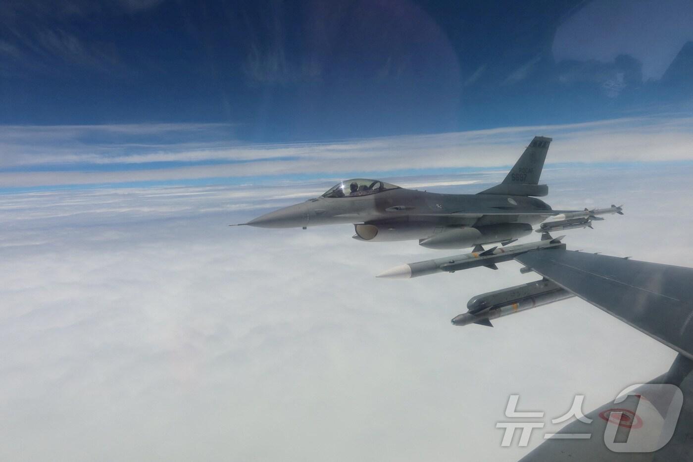 대만 공군의 23일 F-16 전투기가 초계 비행을 하고 있다. 사진은 대만 국방부가 24일 제공했다. 2024.05.23 ⓒ 로이터=뉴스1 ⓒ News1 최종일 기자