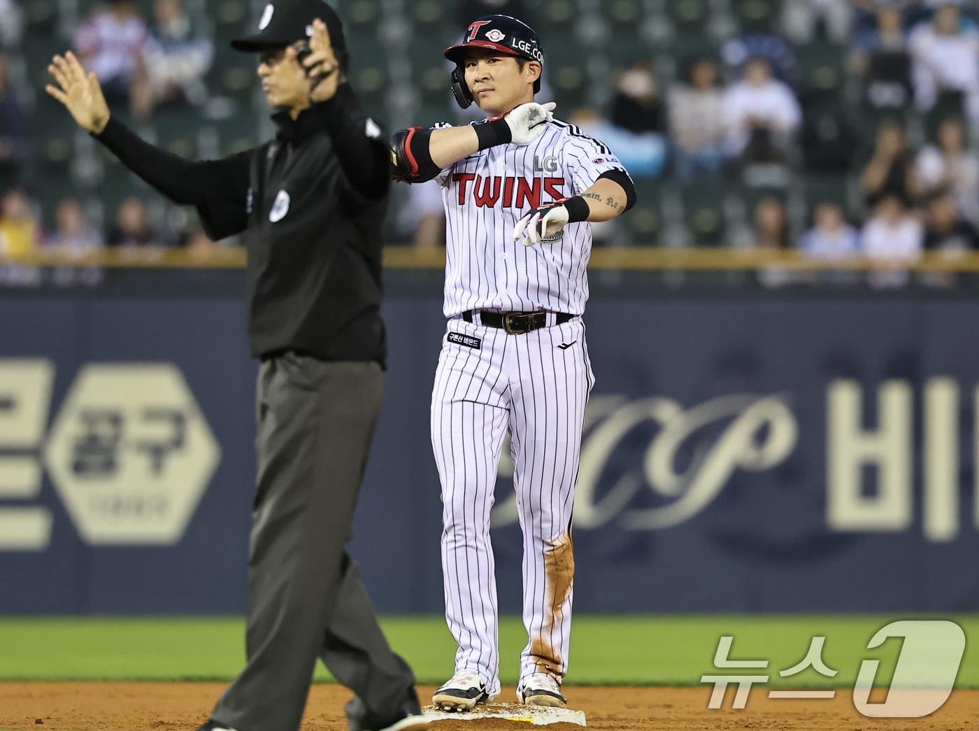 24일 오후 서울 송파구 잠실야구장에서 열린 프로야구 &#39;2024 신한 SOL 뱅크 KBO리그&#39; NC 다이노스와 LG 트윈스의 경기, 3회말 무사 1루상황에서 LG 오지환이 2루타를 치고 기뻐하고 있다. 2024.5.24/뉴스1 ⓒ News1 김도우 기자