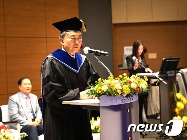 하토야마 유키오 전 일본총리&#40;77&#41;가 지난 2023년 9월 13일 전주대학교에서 명예 행정학 박사 학위를 받았다.&#40;전주대 제공&#41;/뉴스1DB