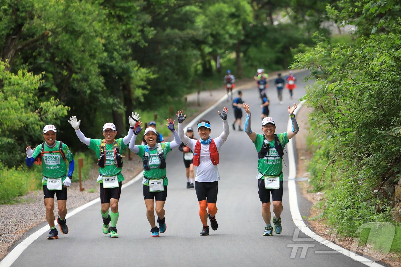 세계적인 기부 프로젝트 ‘2024 옥스팜 트레일워커’가 지난 5월25일 인제군 일원에서 열렸다. 옥스팜 트레일워커는 4명이 한 팀을 이뤄 100㎞를 38시간 이내에 완주하는 도전형 기부 행사다. &#40;인제군 제공&#41; 2024.5.25./뉴스1