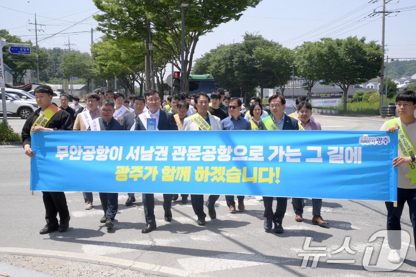 고광완 광주시 행정부시장이 지난달 24일 오후 무안전통시장에서 민‧군 통합공항 무안 이전 홍보 캠페인을 하고 있다. &#40;광주시 제공&#41; 2024.5.25/뉴스1 