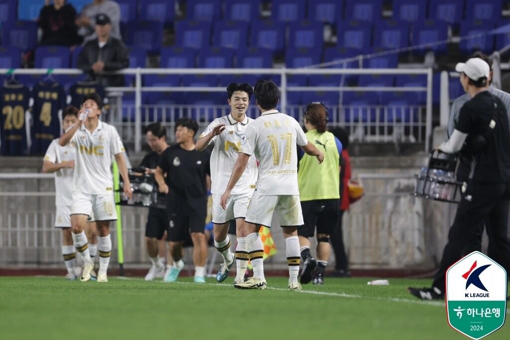 서울 이랜드가 수원 삼성을 5연패로 몰아넣고 K리그2 2위로 올라섰다 &#40;한국프로축구연맹 제공&#41;