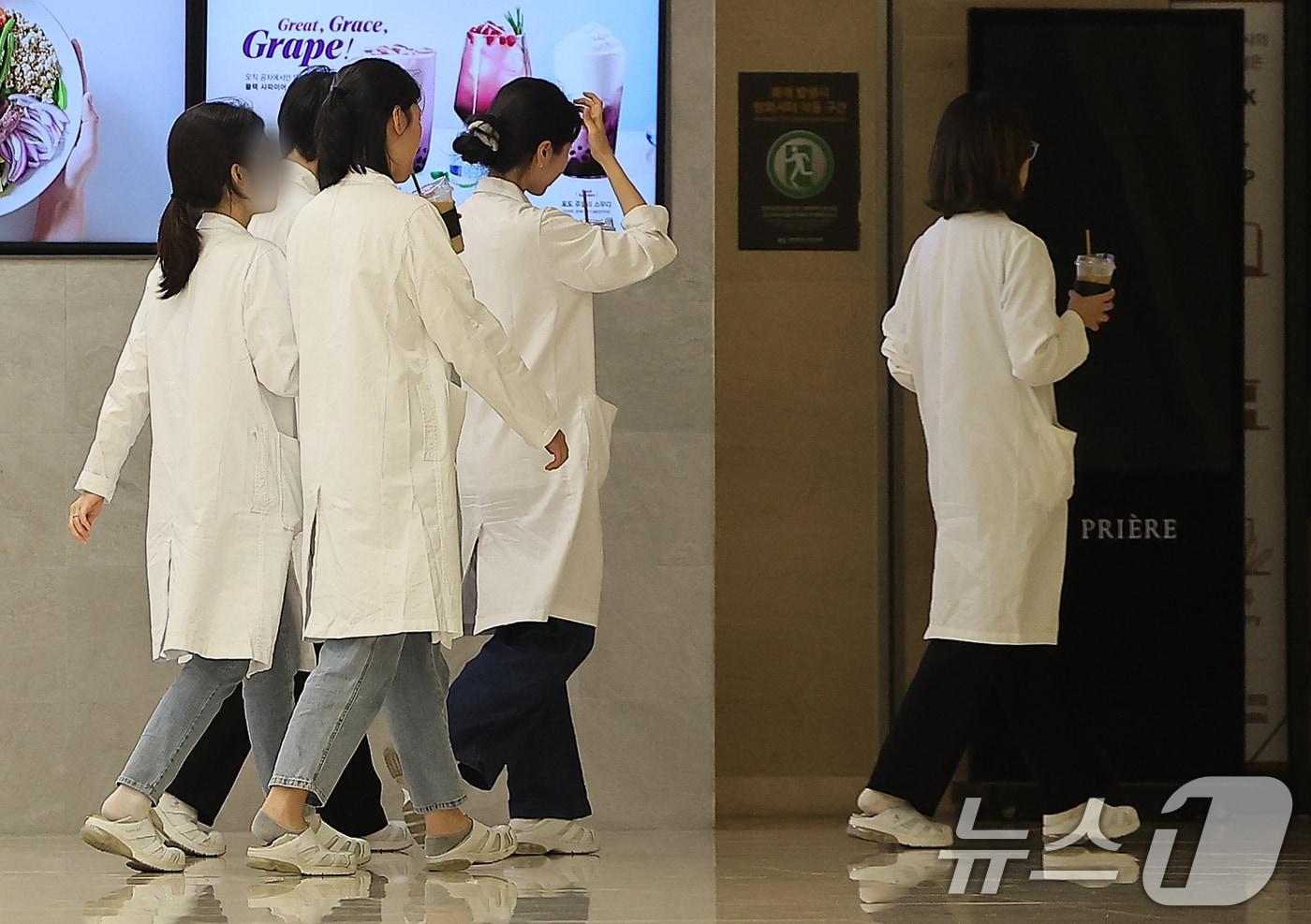 26일 서울 시내의 한 대학병원에서 의료진이 발걸음을 옮기고 있다.  2024.5.26/뉴스1 ⓒ News1 김진환 기자