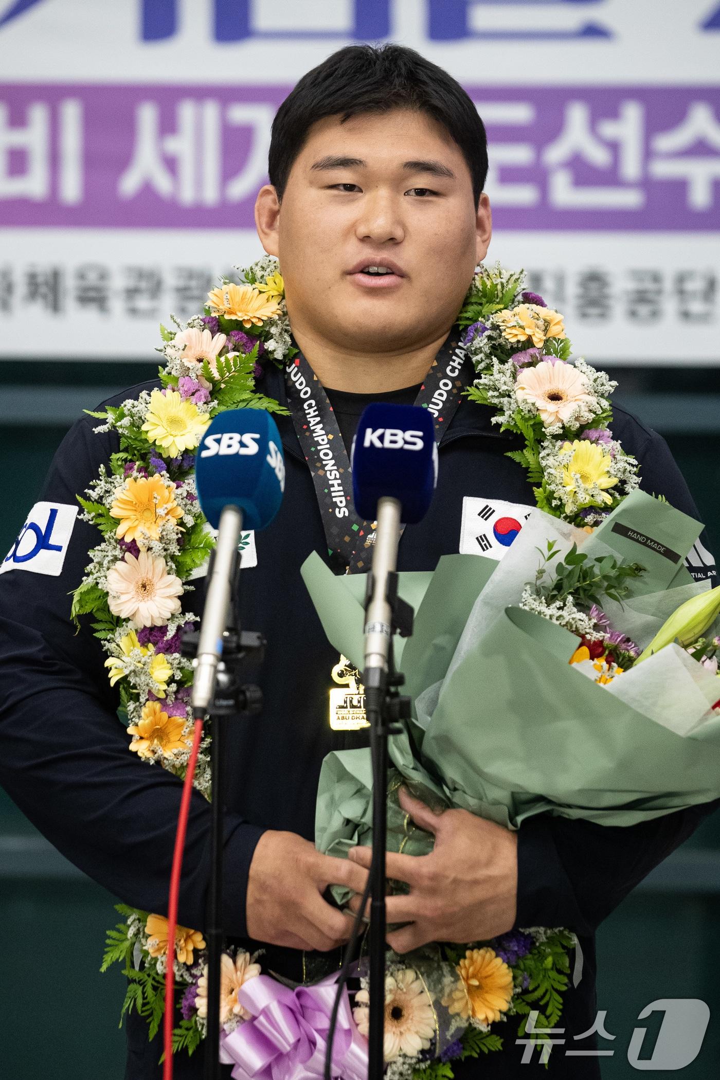 김민종이 아랍에미리트&#40;UAE&#41; 아부다비에서 열린 2024 국제유도연맹&#40;IJF&#41; 세계선수권대회를 마친 후 인천국제공항 제1여객터미널을 통해 귀국해 취재진과 인터뷰하고 있다.  2024.5.26/뉴스1 ⓒ News1 유승관 기자