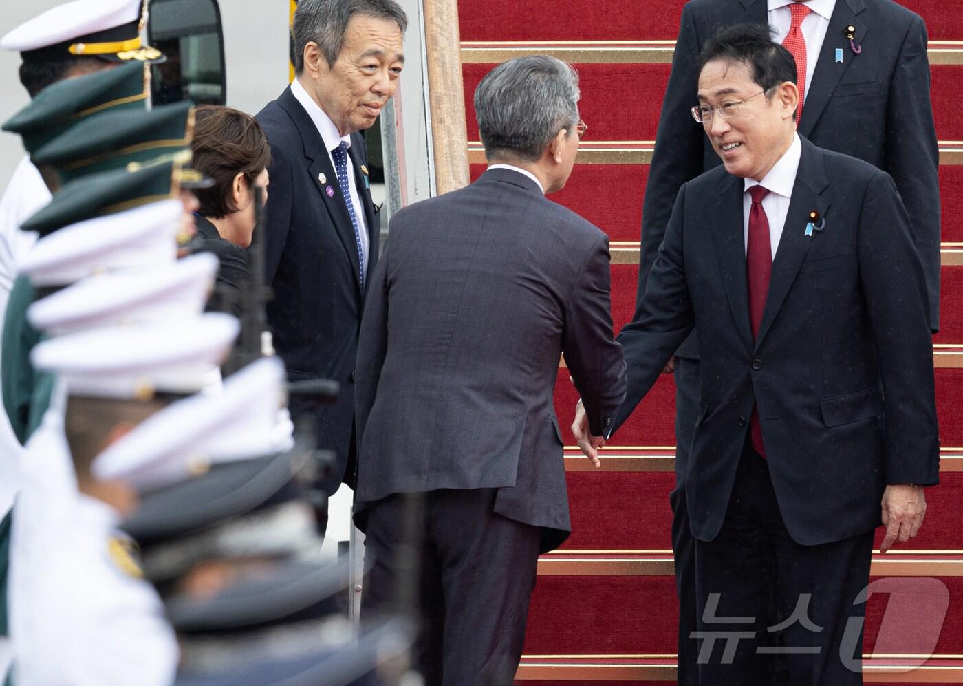 기시다 후미오&#40;岸田文雄&#41; 일본 총리가 26일 경기도 성남시 서울공항에 도착, 김홍균 외교부 제1차관과 인사를 하고 있다. 윤석열 대통령은 리창 중국 국무원 총리, 기시다 후미오 일본 총리와 각각 회담을 한다&#40;뉴스1DB&#41;