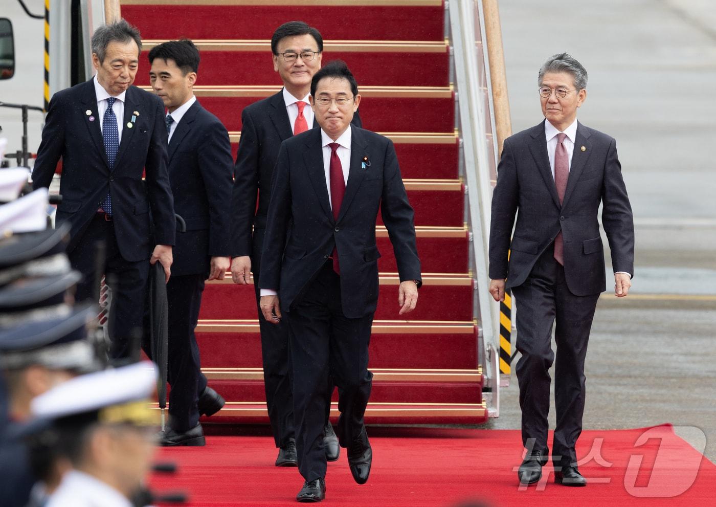 기시다 후미오&#40;岸田文雄&#41; 일본 총리가 26일 경기도 성남시 서울공항에 도착하고 있다. 대통령실에 따르면 윤석열 대통령은 리창 중국 국무원 총리, 기시다 후미오 일본 총리와 각각 회담을 한다. 2024.5.26/뉴스1 ⓒ News1 이재명 기자