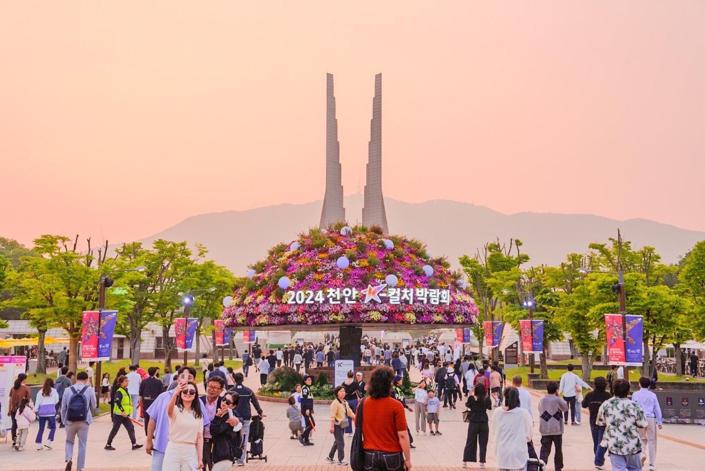 지난 25일 독립기념관 개관 이후 처음으로 하루 동안 10만 명이 넘는 관람객이 기념관을 다녀갔다.&#40;천안시청 제공&#41;