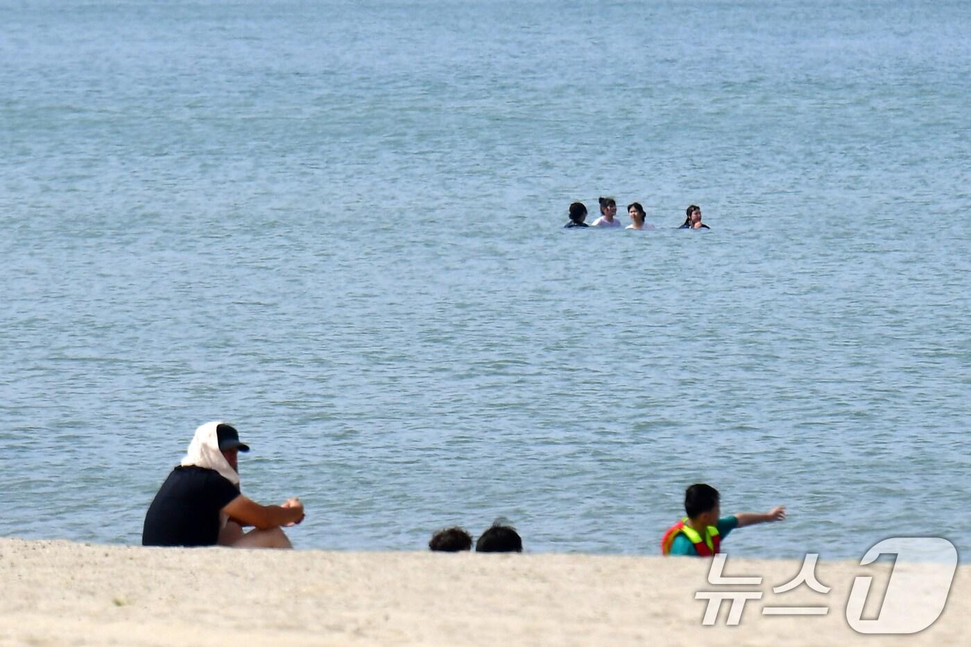 경북 포항시의 낮 최고 기온이 28.6도까지 올라가며 초여름 날씨를 보인 26일 오후 송도해수욕장에서 시민들이 바닷물로 뛰어들어 더위를 식히고 있다. 2024.5.26/뉴스1 ⓒ News1 최창호 기자