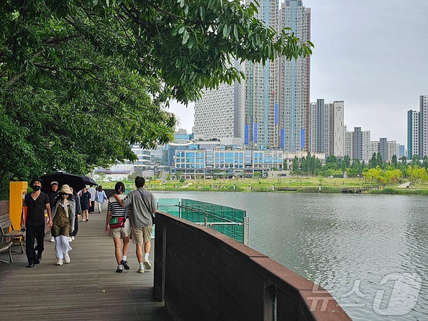 26일 오후 1시쯤 경기 화성시 송동 동탄호수공원 산책로가 유모차에 아이를 태워 산책을 하는 신혼 부부와 손을 맞잡은 채 데이트를 즐기는 연인, 가쁜 호흡을 내쉬며 달리기를 하는 러너 등으로 활기를 띠고 있다. 2024.5.26/뉴스1 ⓒ News1 김기현 기자