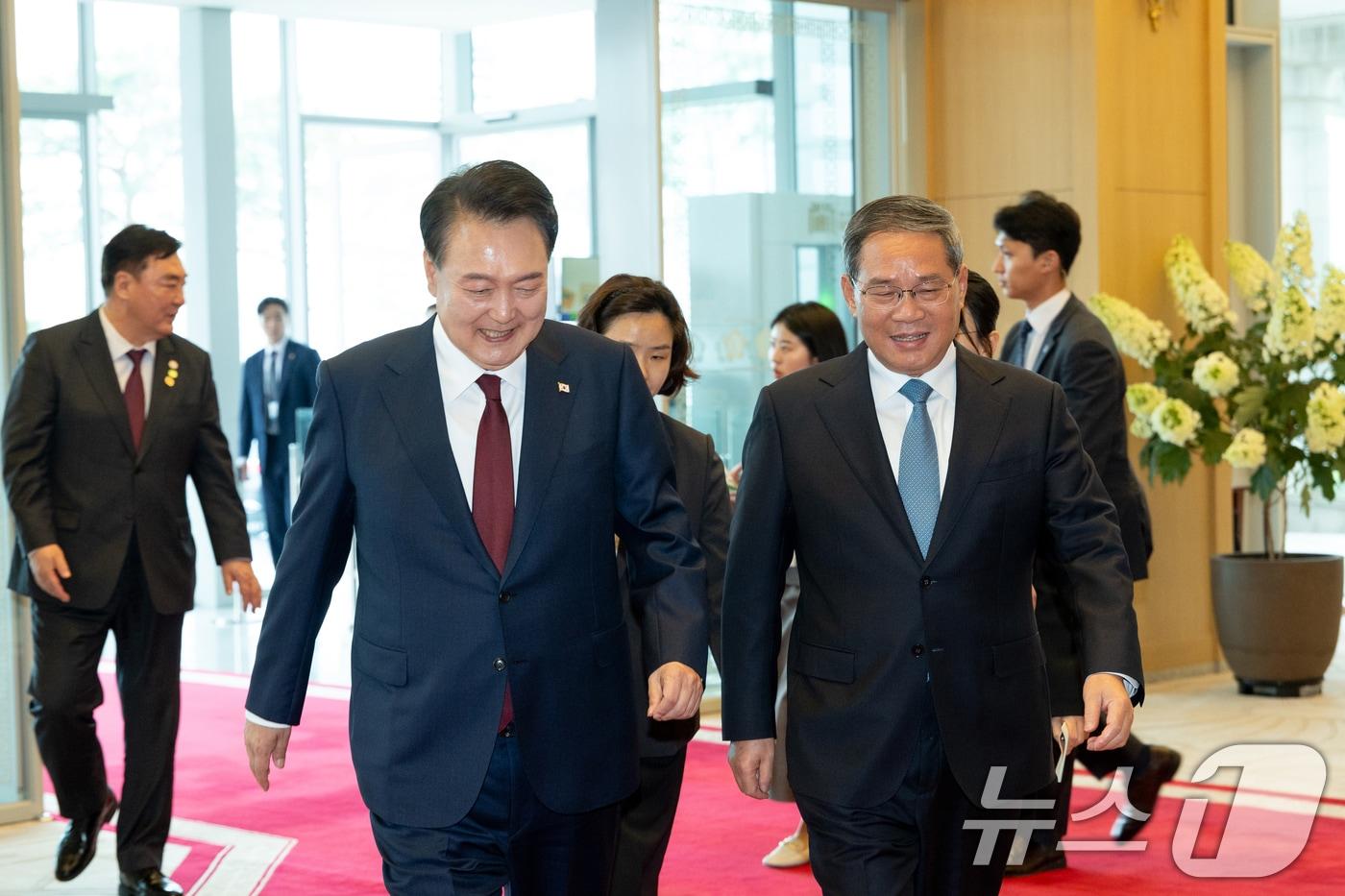 윤석열 대통령이 26일 용산 대통령실 청사에서 리창 중국 총리를 영접하며 나란히 이동하고 있다. &#40;대통령실 제공&#41; 2024.5.26/뉴스1 ⓒ News1 오대일 기자