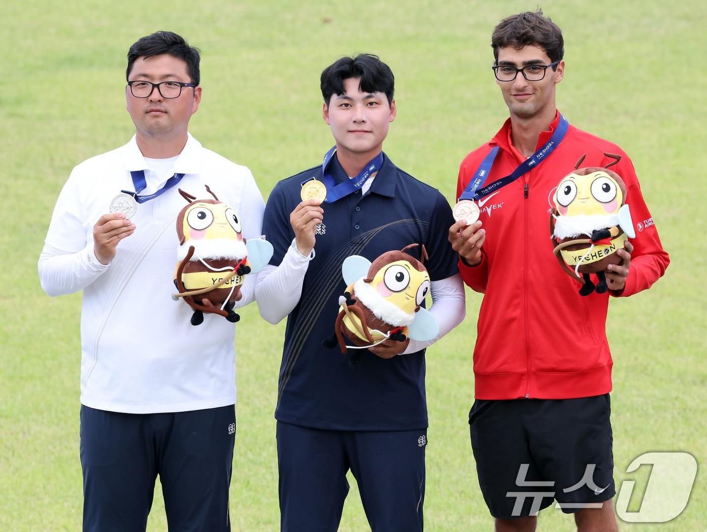 26일 경북 예천군 진호국제양궁장에서 열린 2024 현대 양궁 월드컵 2차 대회 리커브 남자 개인 시상식에서 수상 선수들이 기념 촬영을 하고 있다. 금메달에 이우석, 은메달 김우진, 동메달 튀르키예 압둘라 일디르미스. 2024.5.26/뉴스1 ⓒ News1 이동해 기자