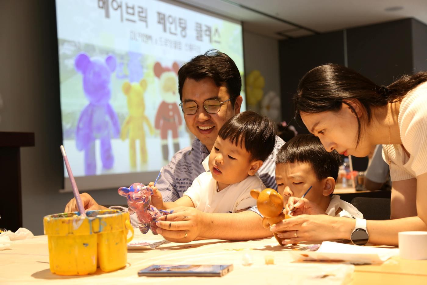 지난 26일 DL이앤씨 패밀리데이에 참석한 직원 가족들이 ‘베어브릭 인형 만들기’를 체험하고 있다./DL이앤씨 제공