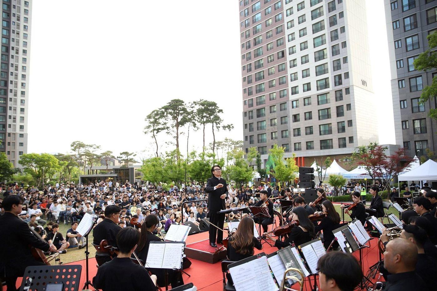 대우건설 가든음악회 웨스턴 심포니 오케스트라의 연주 모습.&#40;대우건설 제공&#41;