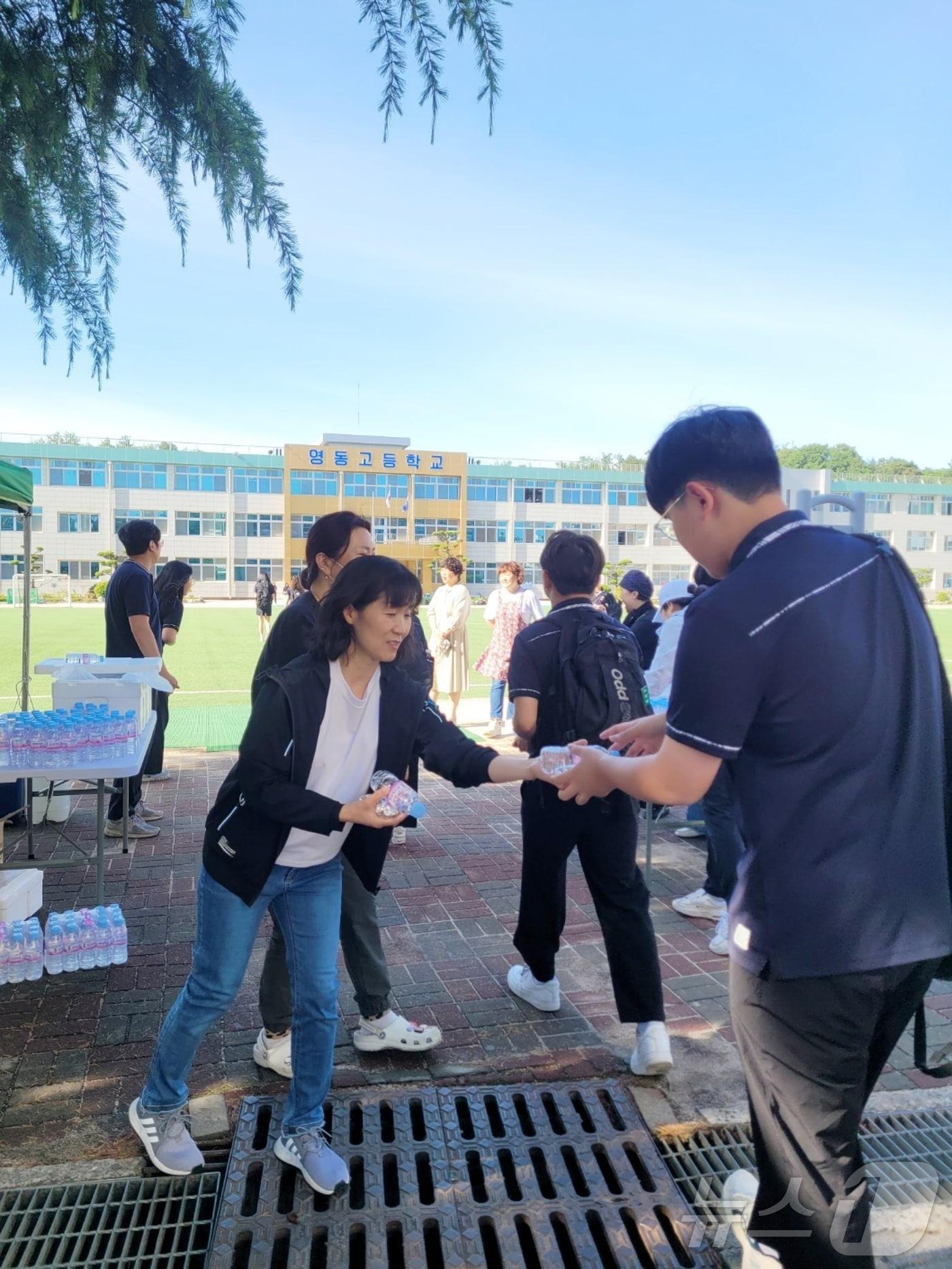 충북 영동고등학교 학부모회는 27일 오전 학교 정문에서 &#39;든든한 아침&#39; 행사를 진행했다.&#40;충북교육청 제공&#41;/뉴스1