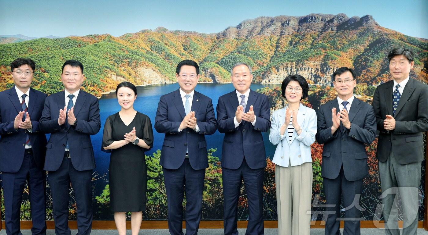 김영록 전라남도지사가 27일 오전 도청 접견실에서 제2기 자치경찰위원회 위원들에게 임명장을 수여한 후 기념촬영을 하고 있다.&#40;전남도 제공&#41; 2024.5.27/뉴스1 