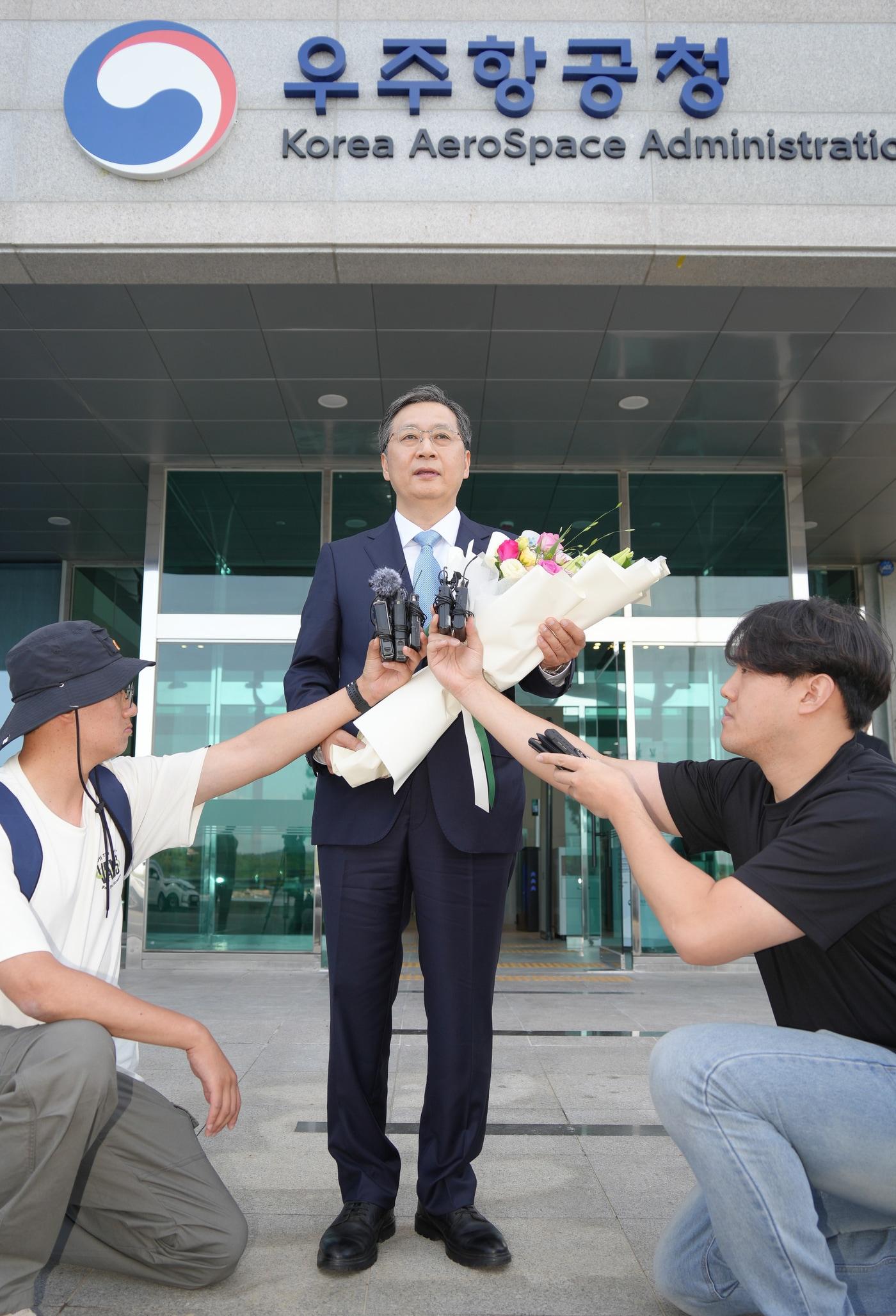 우주항공청에 첫 출근한 윤영빈 청장이 취재진 질문에 답하고 있다. &#40;과학기술정보통신부 제공&#41; 2024.05.27 /뉴스1