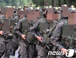 무장구보 훈련을 받고 있는 병사들.  &#40;사진은 기사 내용과 무관함&#41; / 뉴스1 ⓒ News1