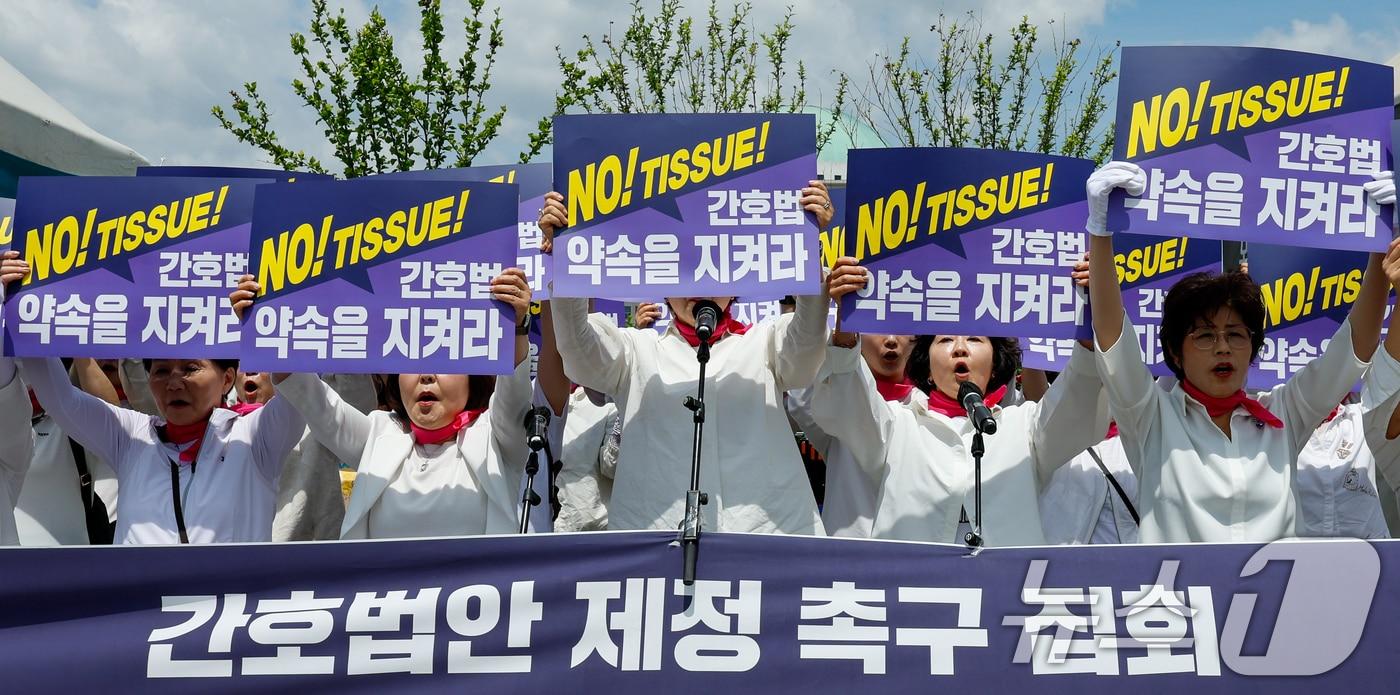 대한간호협회 소속 간호사들이 27일 서울 여의도 국회의사당 앞에서 &#39;간호법안 제정 촉구 집회&#39;를 연 뒤 21대 국회를 향해 간호법 통과를 촉구하며 구호를 외치고 있다. 2024.5.27/뉴스1 ⓒ News1 안은나 기자