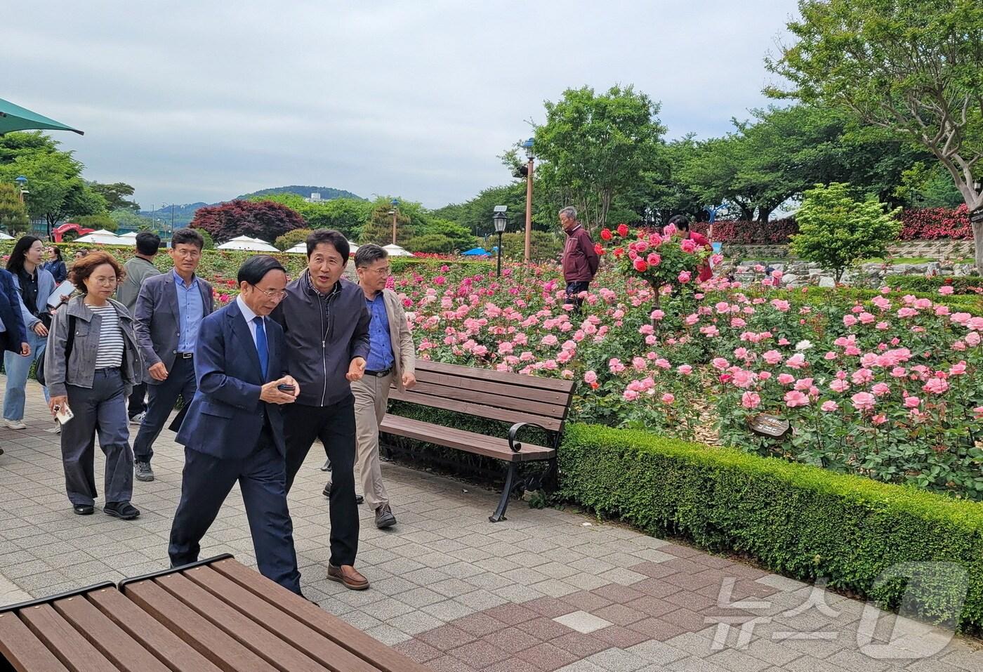 심민 전북자치도 임실군수와 관계부서 담당공무원 등이 타 지자체의 성공적인 장미축제 현장을 보기 위해 벤치마킹을 하고 있다.&#40;임실군제공&#41;2024.5.27/뉴스1