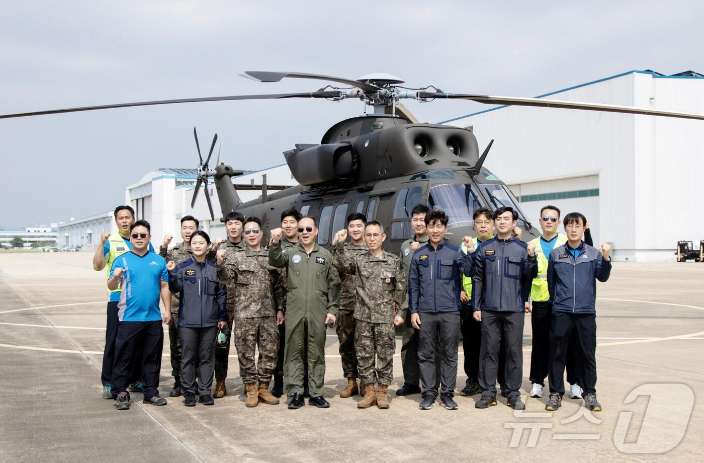 윤병기&#40;대령&#41; 감항인증실장&#40;중앙 오른쪽&#41;과 최성호&#40;준위&#41; 체계안전인증준사관&#40;중앙 왼쪽&#41; 등 시험평가단 인원들이 기념사진을 촬영하고 있다. &#40;출처=육군 제공&#41; 2024.5.27./뉴스1