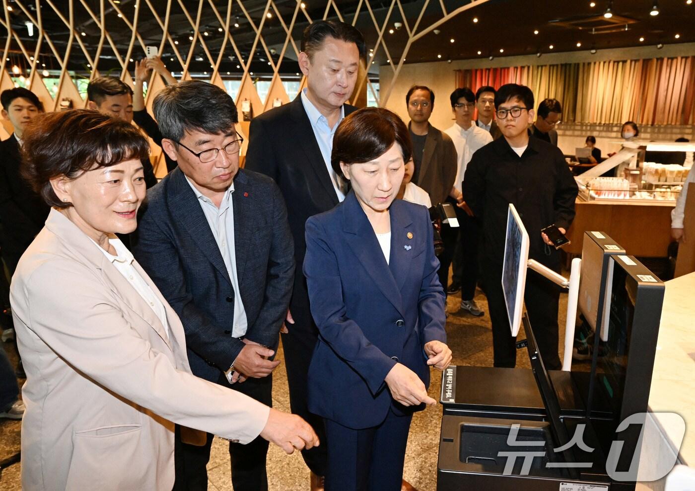 한화진 환경부 장관이 27일 서울 종로구 스타벅스 종로R점에서 열린 ‘다회용컵 사용 확산 업무 협약식’에서 다회용 컵 관리의 편의성과 실용성을 증가시키기 위해 도입된 텀블러 세척기를 시연하고 있다. &#40;공동취재&#41; 2024.5.27/뉴스1 ⓒ News1 박지혜 기자