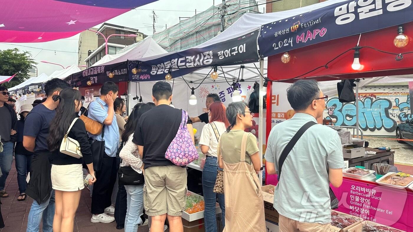 마포골목상권 붐 축제 먹거리 부스가 관광객으로 붐비고 있다.&#40;마포구청 제공&#41;