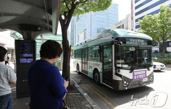 KT와 안양시가 함께 추진 중인 대중교통 자율주행 시범사업을 소개하는 프레스투어가 열린 27일 오전 경기 안양시 동안구 &#39;안양시 스마트도시통합센터&#39;에서 출발한 자율주행버스 ‘주야로’가 시범 운행을 하고 있다. 2024.5.27/뉴스1