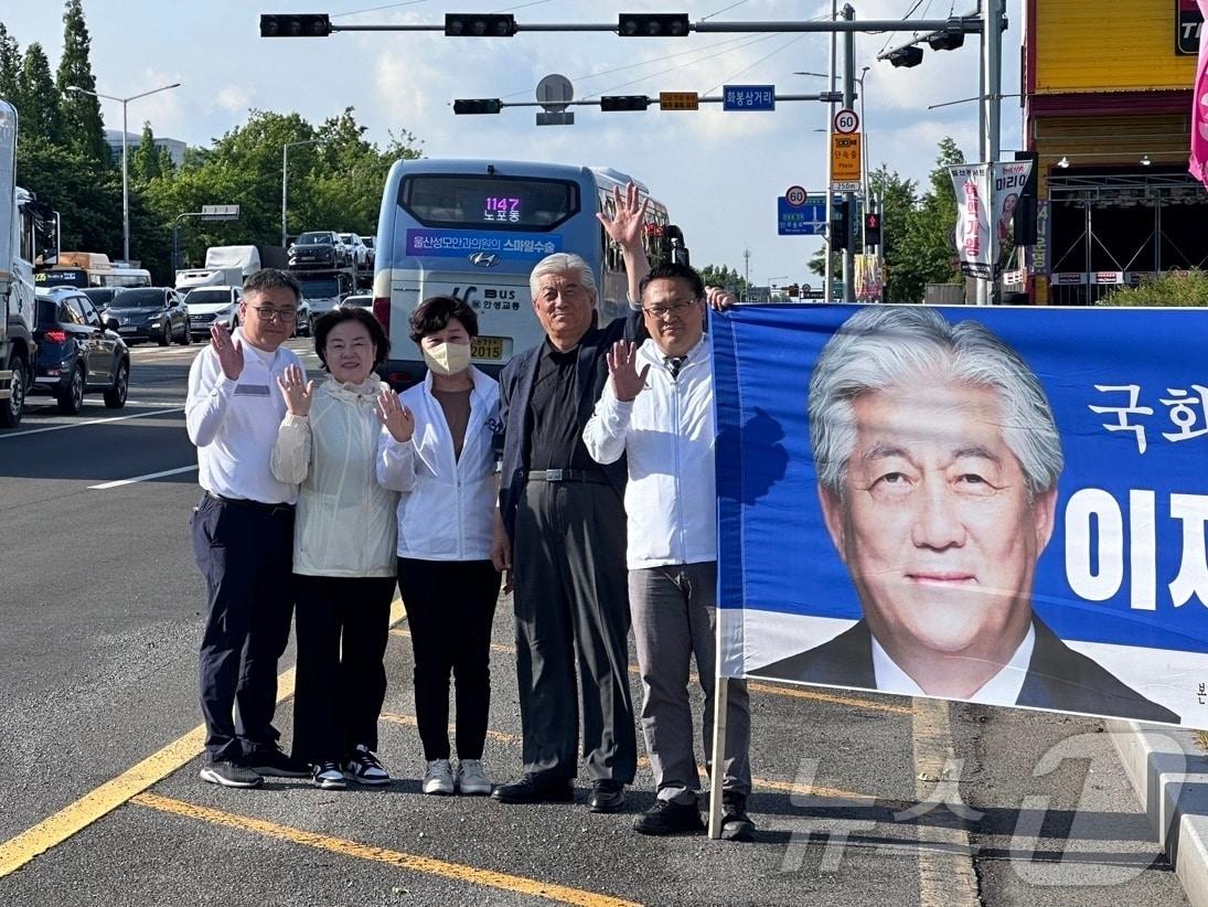 국회 임기 종료를 앞둔 울산 북구 이상헌 의원이 27일 북구지역 일대에서 북구의원 4명과 지역주민들께 인사를 나누고 있다. &#40;의원실 제공&#41;