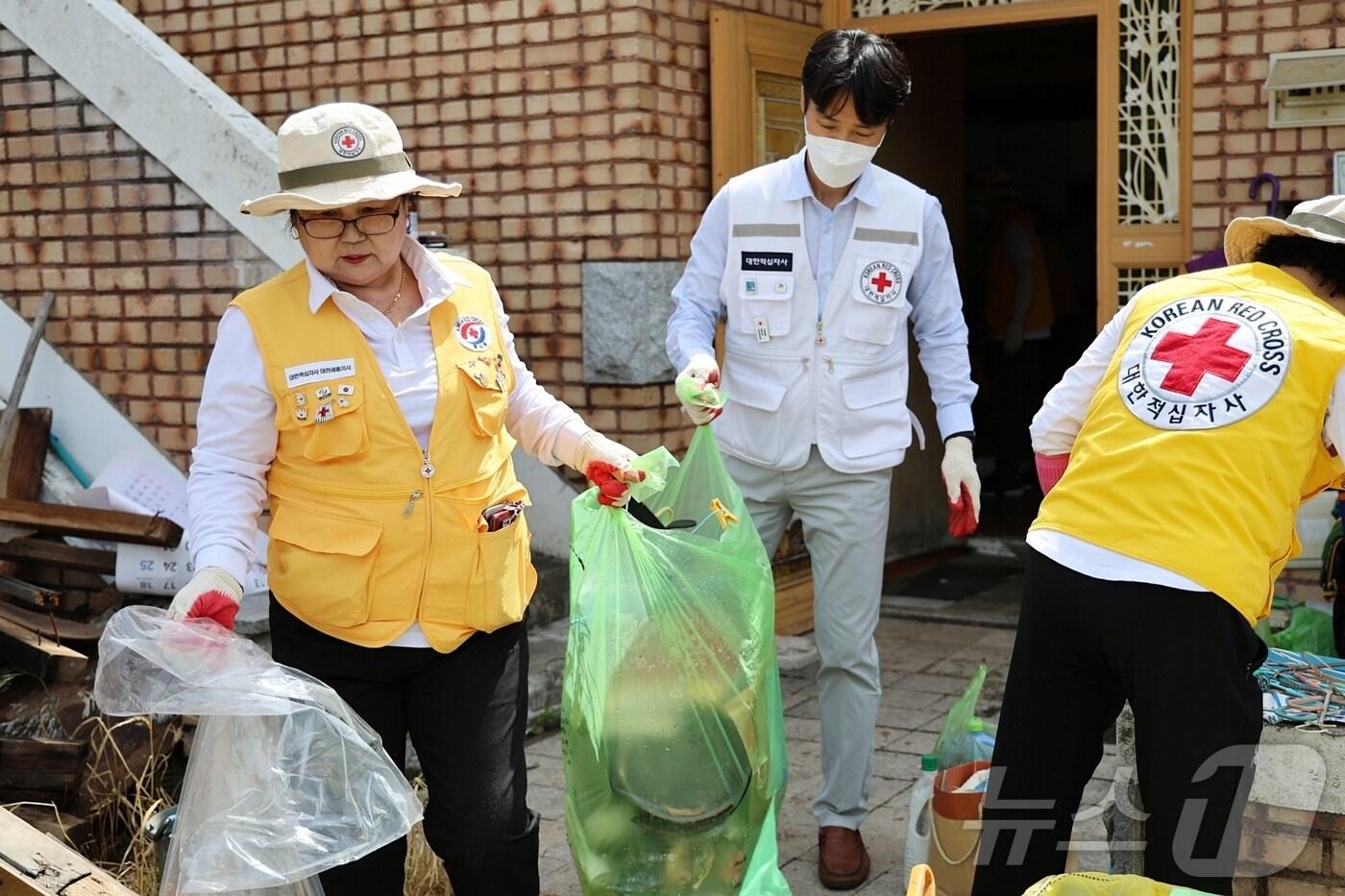 대전세종적십자 봉사원들이 주거환경개선 봉사활동을 하고 있다. &#40;대전세종적십자 제공&#41;/뉴스1