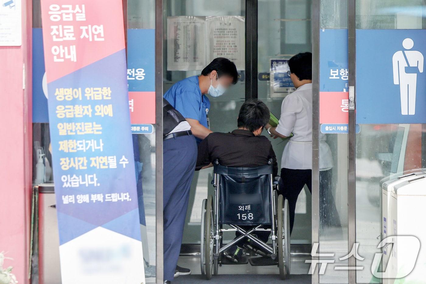 27일 서울의 한 대학병원 응급의료센터에서 의료진이 환자를 맞이하고 있다. 2024.5.27/뉴스1 ⓒ News1 민경석 기자