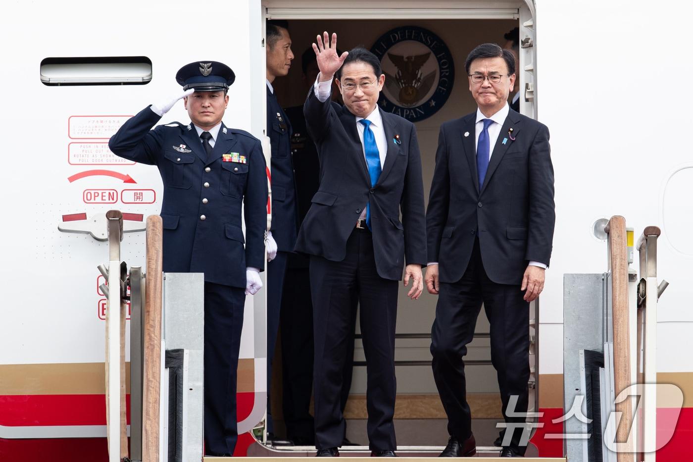 기시다 후미오&#40;岸田文雄&#41; 일본 총리가 27일 제9차 한중일 정상회의를 마친 후 경기도 성남시 서울공항을 통해 출국하며 환송인사들을 향해 손을 흔들고 있다. 2024.5.27/뉴스1 ⓒ News1 유승관 기자