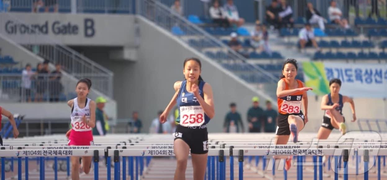 대구 월배중학교에 재학 중인 김서현 양&#40;가운데&#41;이 전국소년체육대회 여자 15세 이하부 100m허들 종목에서 여중부 한국신기록을 경신했다. &#40;대구교육청 제공&#41;/뉴스1