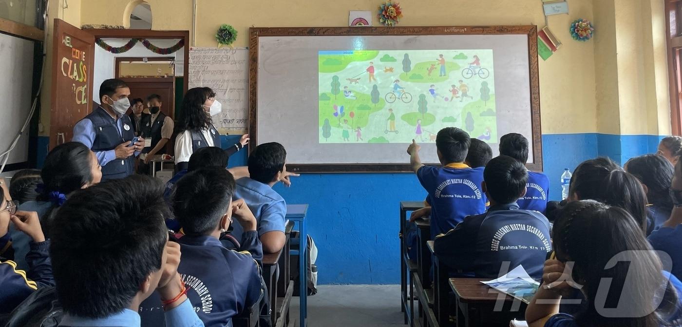 충북대학교 단기 해외 교육 봉사단이 봉사활동을 하는 모습.&#40;충북대 제공&#41;/뉴스1