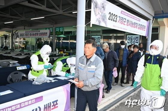 2023년 기장군 방사능방재훈련 현장. 방재요원들이 훈련 참여 주민들에게 방호약품을 배부하고 있다&#40;기장군청 제공&#41;