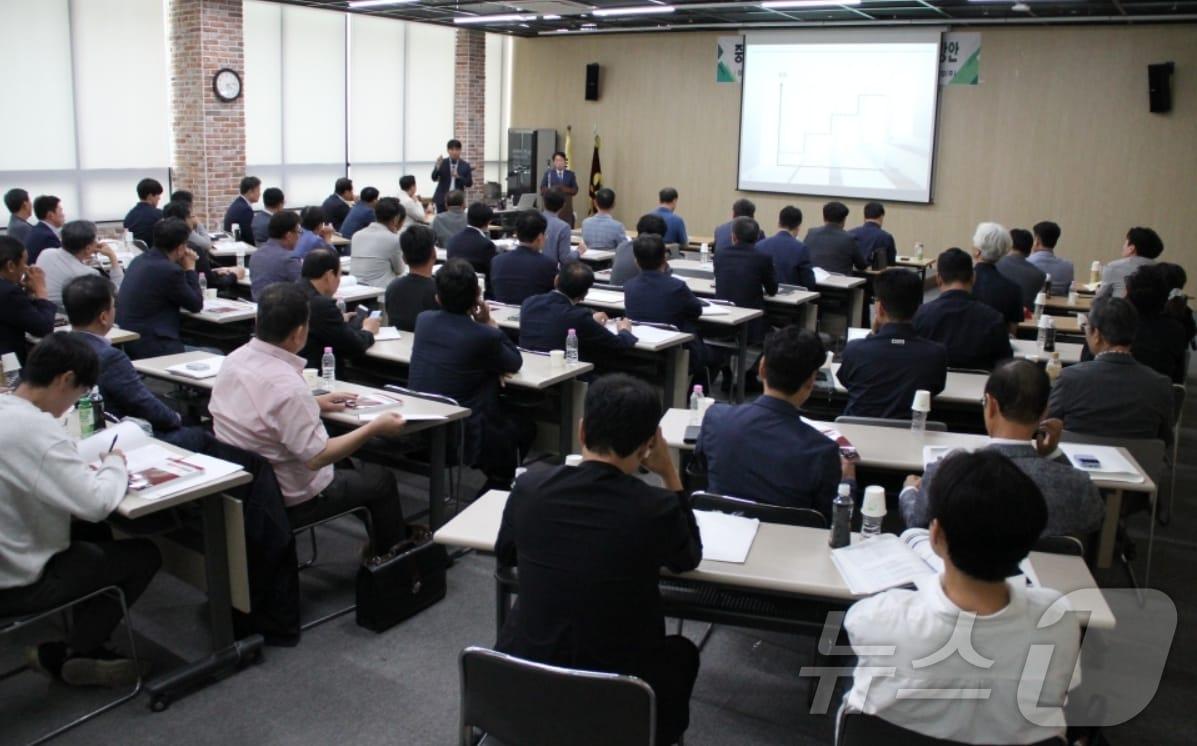 화성산업은 28일 지역의 전문건설회사 및 협력사 80여곳의 임직원을 대상으로 중대재해처벌법 이행의무 준수교육을 실시했다.&#40;화성산업 제공&#41;