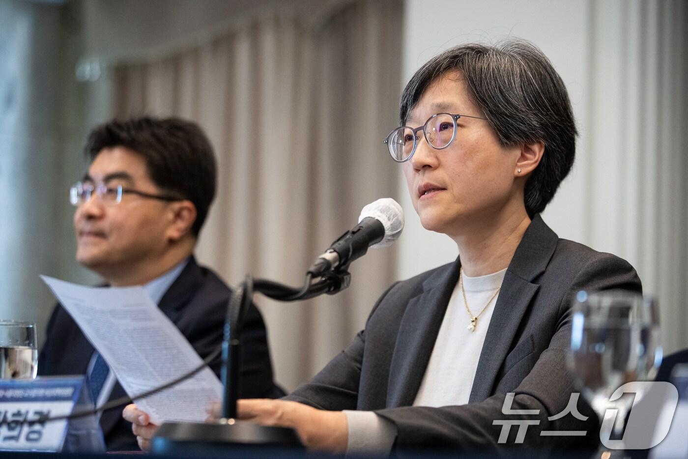 강희경 서울의대·서울대학교병원 교수협의회 비상대책위원장이 28일 서울 중구 프레스센터에서 열린 대통령실 레드팀께 : &#34;의료개혁, 이대로 좋습니까＂ 서울의대·서울대학교병원 교수협의회 비상대책위원회 기자간담회에서 성명서를 발표하고 있다. 2024.5.28/뉴스1 ⓒ News1 유승관 기자