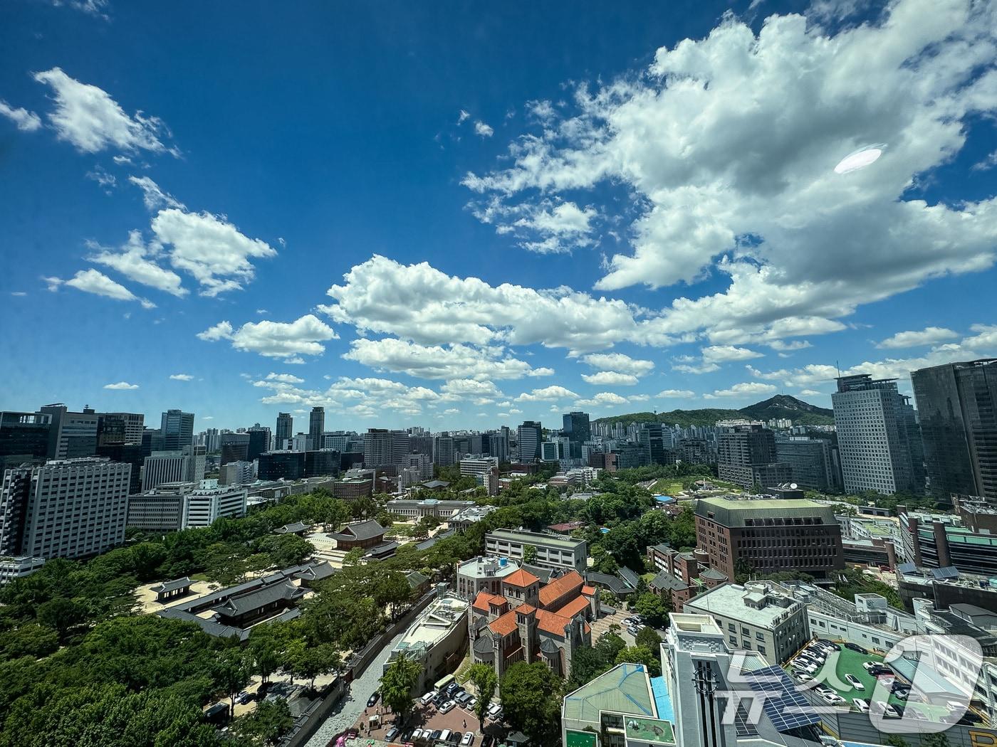 화창한 날씨를 보인 28일 서울도심과 덕수궁 위로 푸른 하늘이 펼쳐져 있다. 2024.5.28/뉴스1 ⓒ News1 유승관 기자