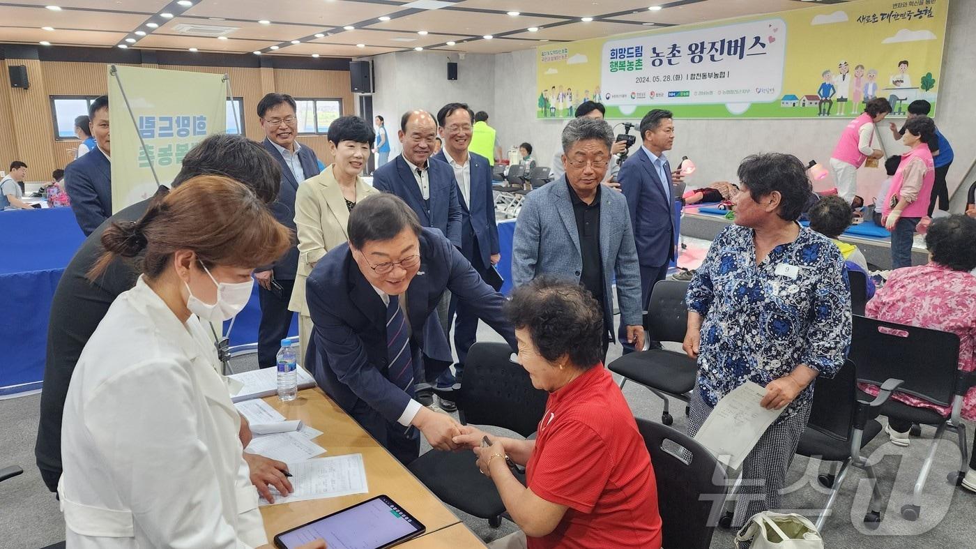 합천군 농촌왕진버스 운영 장면&#40;합천군 제공&#41;.