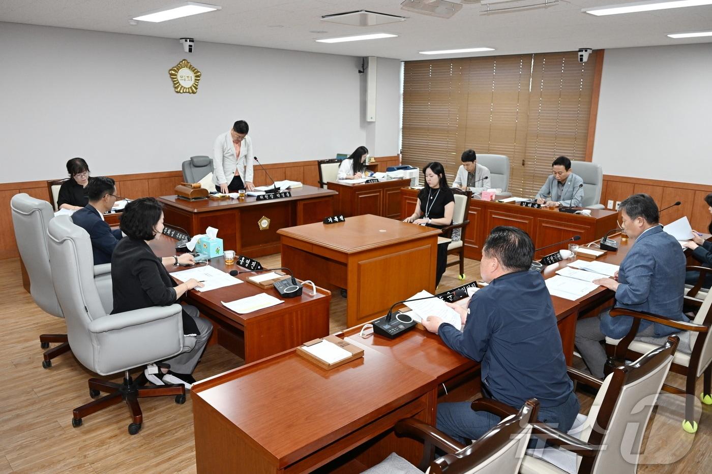 울산 중구의회&#40;의장 강혜순&#41; 의회운영위원회&#40;위원장 박경흠&#41;는 최근 스마트시티 조성과 다문화사회 지원 등 2개의 연구단체 등록 심의를 벌였다.&#40;울산중구의회제공&#41;