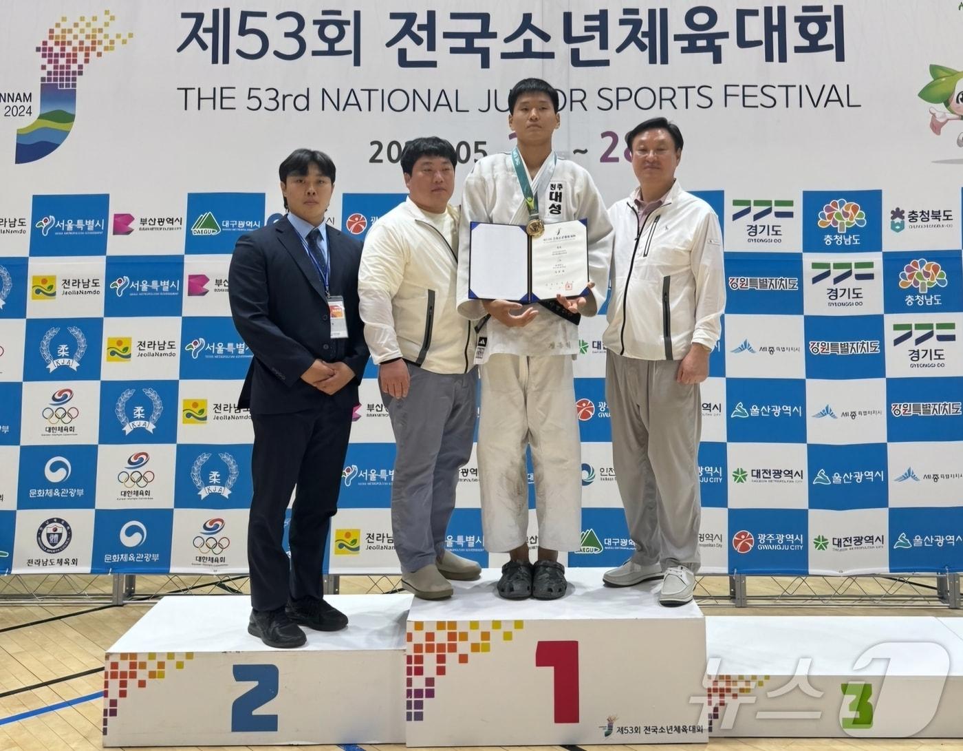 충북 청주 대성중학교 유도부 정종혁 선수&#40;3학년&#41;가 전국소년체육대회 유도 –90㎏ 이하에 출전해 충북에 15년 만에 금메달을 안겼다.&#40;청주교육지원청 제공&#41;/뉴스1