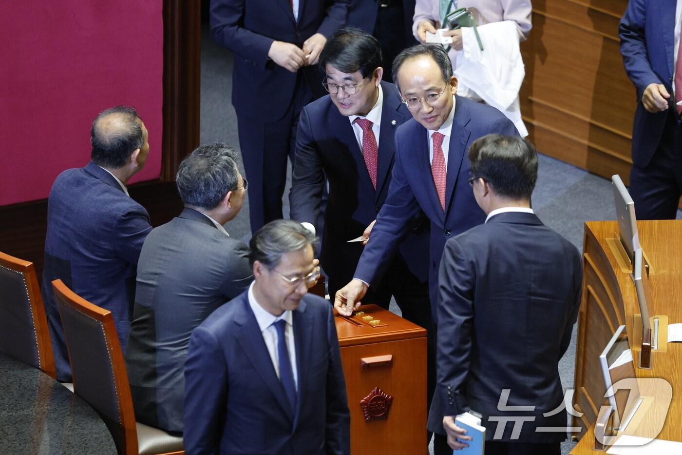 추경호 국민의힘 원내대표가 21대 국회 마지막 본회의가 열린 28일 오후 서울 여의도 국회 본회의장에서 채상병 특검법&#40;순직 해병 수사 방해 및 사건 은폐 등의 진상규명을 위한 특별검사의 임명 등에 관한 법률안 재의의 건&#41; 재표결을 하고 있다. 2024.5.28/뉴스1 ⓒ News1 안은나 기자