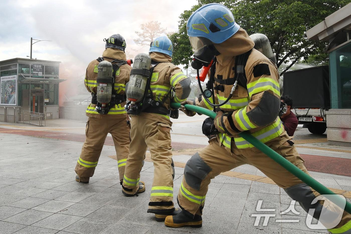 지난 달 28일 대구 수성구 도시철도 2호선 대공원역 일대에서 열차 탈선과 화재 발생 상황을 가정해 실시된 &#39;2024 안전한국훈련&#39;에서 소방관들이 화재를 진압하고 있다. ⓒ News1 공정식 기자