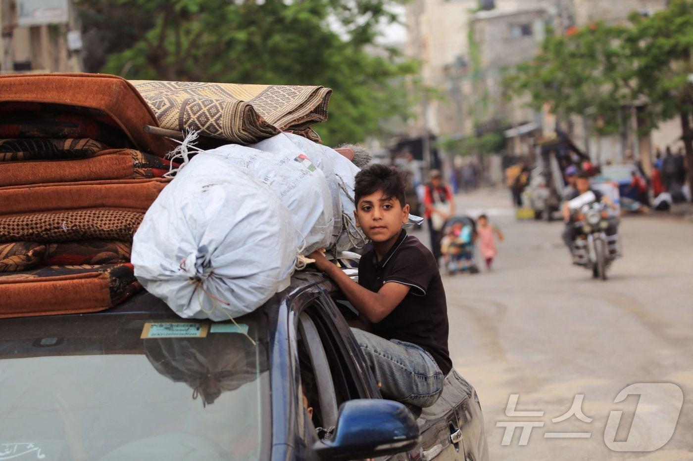 28일&#40;현지시간&#41; 이스라엘군 공습으로 가자지구 최남단 라파의 한 난민촌에서 피란민 45명이 숨진 가운데 주민들이 또다시 피란길에 오르고 있다. 2024.05.28 ⓒ AFP=뉴스1 ⓒ News1 박재하 기자