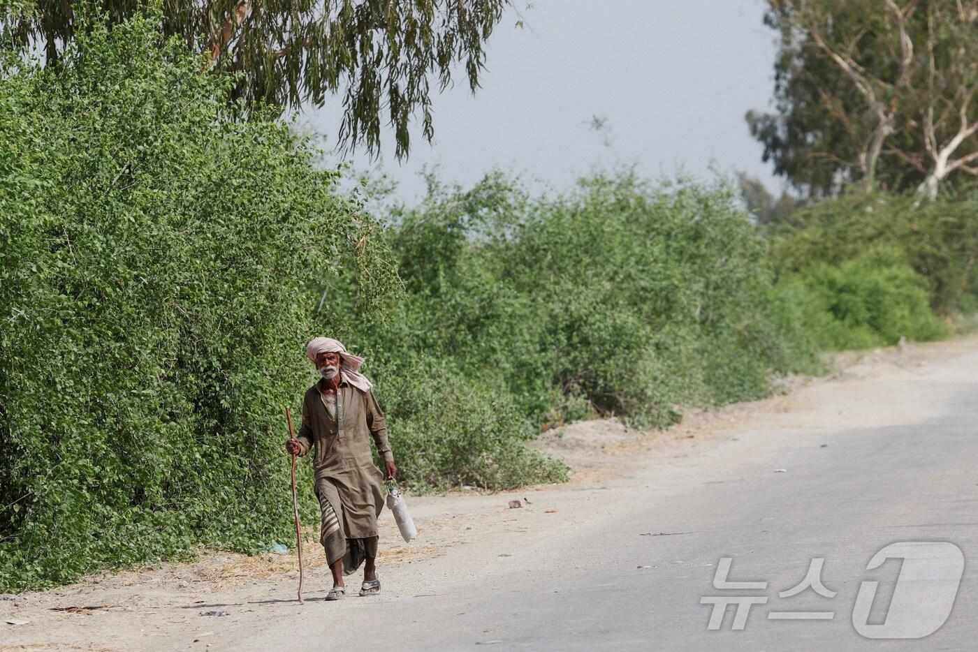 27일&#40;현지시간&#41; 파키스탄 신드 지역 모헨조다로 지역 폭염이 계속되는 가운데 한 남성이 뙤약볕 밑을 걷고 있다. 2024.05.27 ⓒ 로이터=뉴스1 ⓒ News1 정지윤 기자
