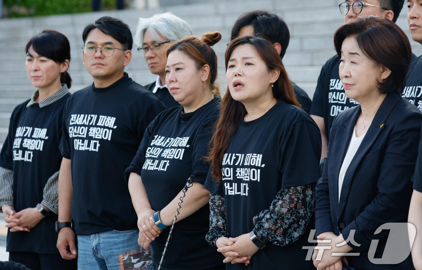 안상미 전세사기·깡통전세 피해자 전국대책위원장이 28일 오후 서울 여의도 국회 본청 앞 계단에서 전세사기 특별법 통과에 대한 입장을 밝히고 있다. 2024.5.28/뉴스1 ⓒ News1 안은나 기자