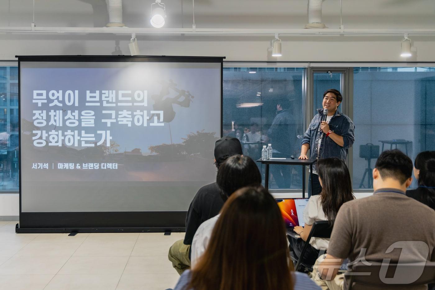 지난 25일 열린 제4회 &#39;굳이 세미나&#39;에서 서기석 전 이케아코리아 CMO가 강연을 하고 있다.&#40;팀민트 제공&#41;