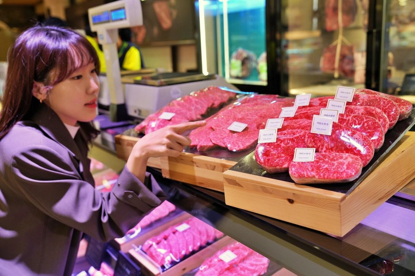  본점 지하1층 식품관에서 고객이 &#39;저탄소 한우&#39;를 고르는 모습.&#40;롯데백화점 제공&#41;.