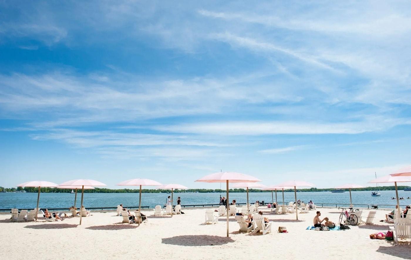 캐나다 토론토 슈가비치&#40;Sugar Beach&#41; 해변에서 책을 읽거나 모래사장에서 놀거나 호수에서 보트를 타며 사람들이 휴가를 즐기고 있다. 2025.05. 27/ &#40;출처: 캐나다 관관청&#41;