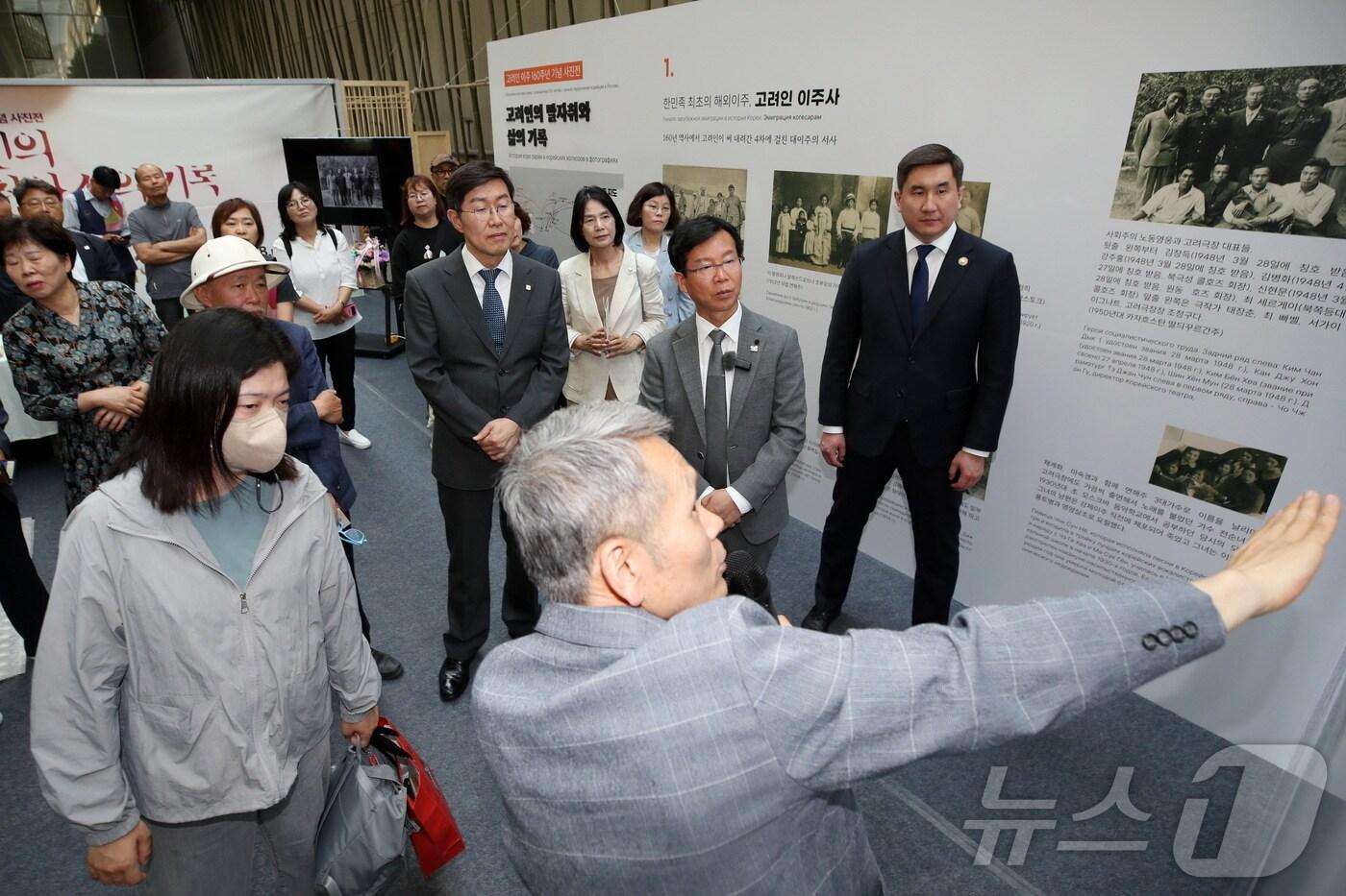 박병규 광주 광산구청장이 28일 국립아시아문화전당에서 열린 고려인 이주 160주년 기획 사진전을 둘러보고 있다. &#40;광주 광산구 제공&#41; 2024.5.28/뉴스1 